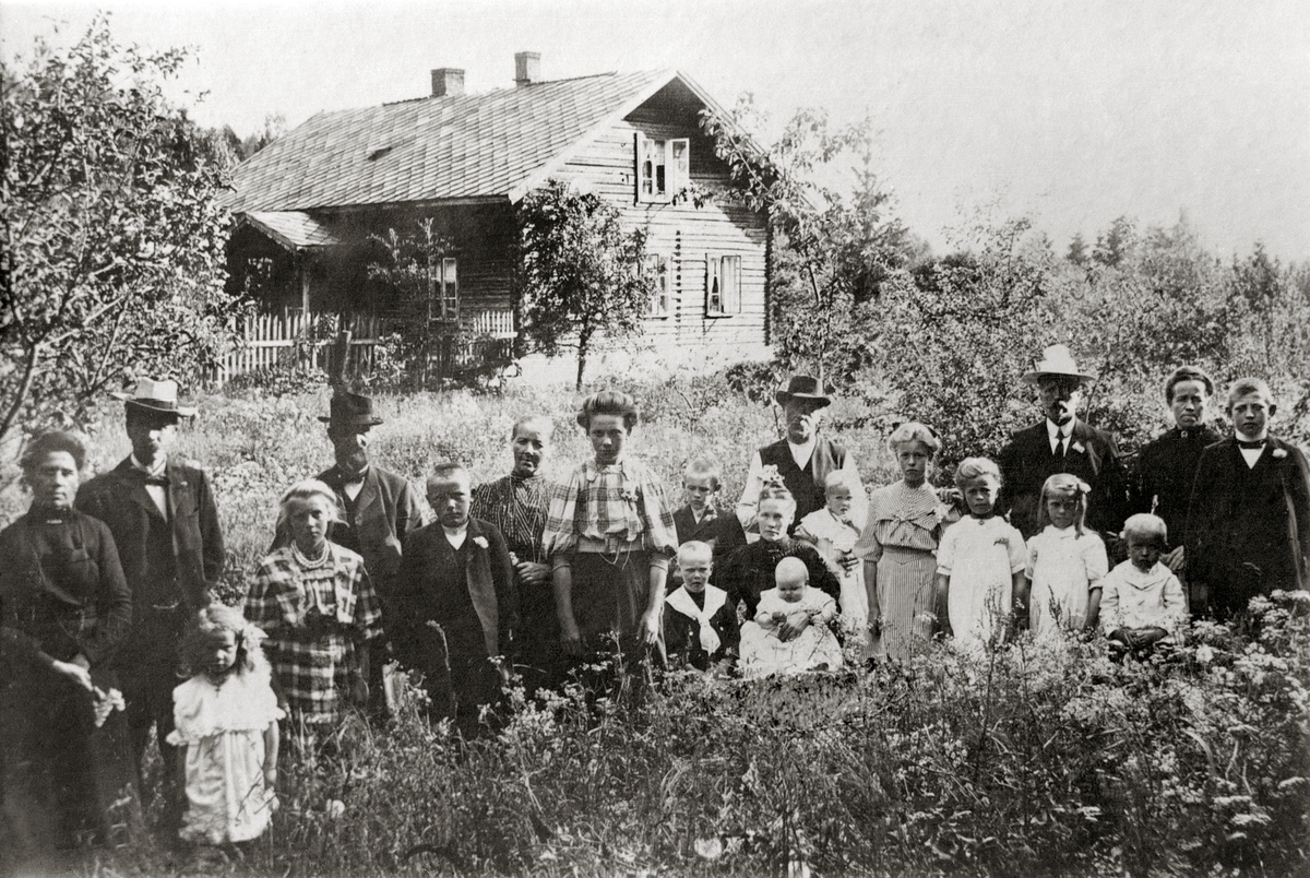 Håkon Prestkværn, Familiegruppe. Bildet er fra Løkkekværn Gård. Kvinnen som sitter med et barn på fanget er Gunda Amalie Prestkværn. Hennes mann Kristian står bak. Barna nærmest dem er antagelig deres barn Ole, Einar, Kolbjørn og Martha. Håkon er yngst og født i 1908, og er ikke med på bilde. så dermed kan en anta a…