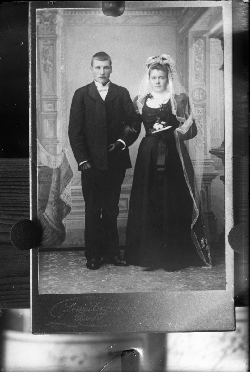Oscar Holte, Repro av brudebilde
