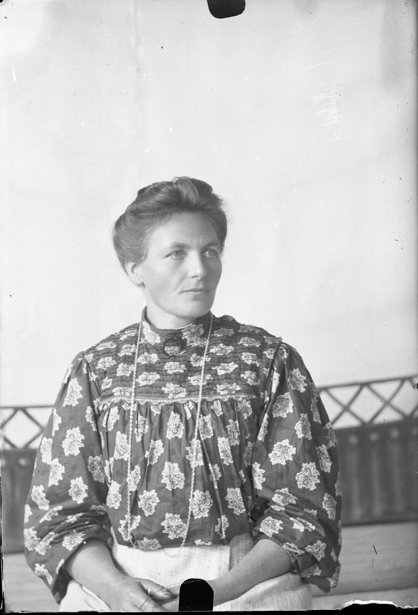 Oscar Holte, Portrett av kvinne