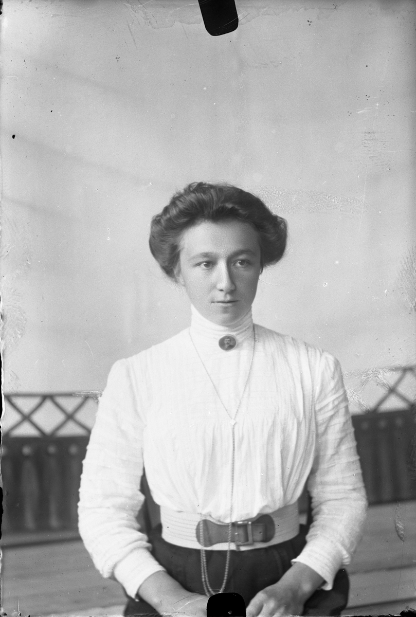 Oscar Holte, Portrett av kvinne