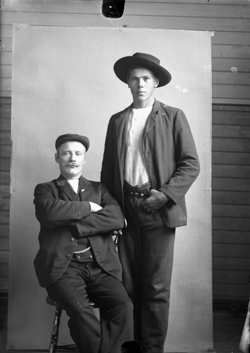 Oscar Holte, Portrett av to menn