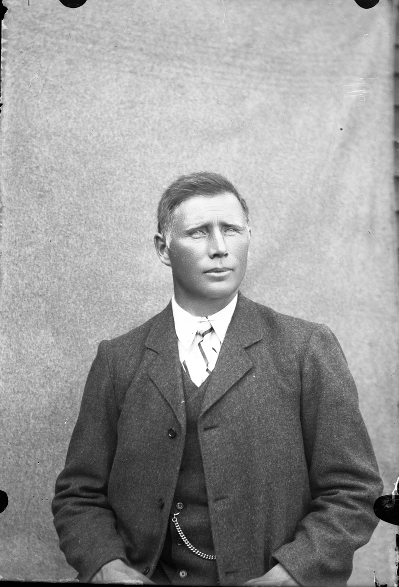 Oscar Holte, Portrett av mann