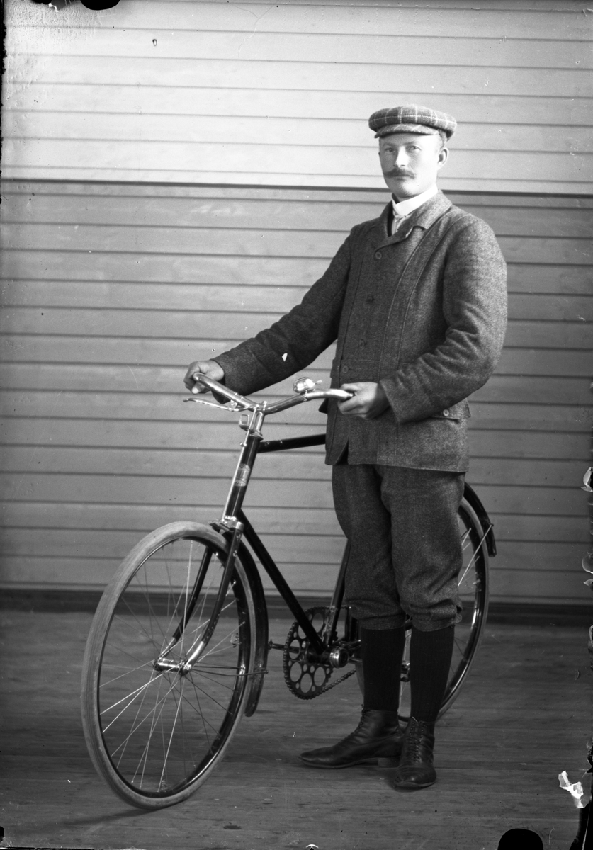 Oscar Holte, Portrett av mann med sykkel