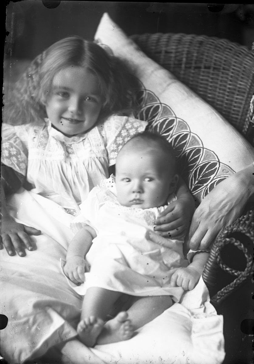 Oscar Holte, Portrett av to barn