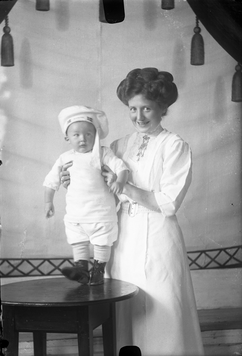 Oscar Holte, Portrett av mor og barn