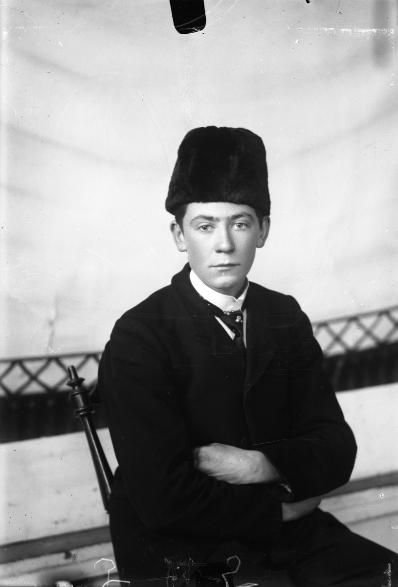Oscar Holte, Portrett av ung mann