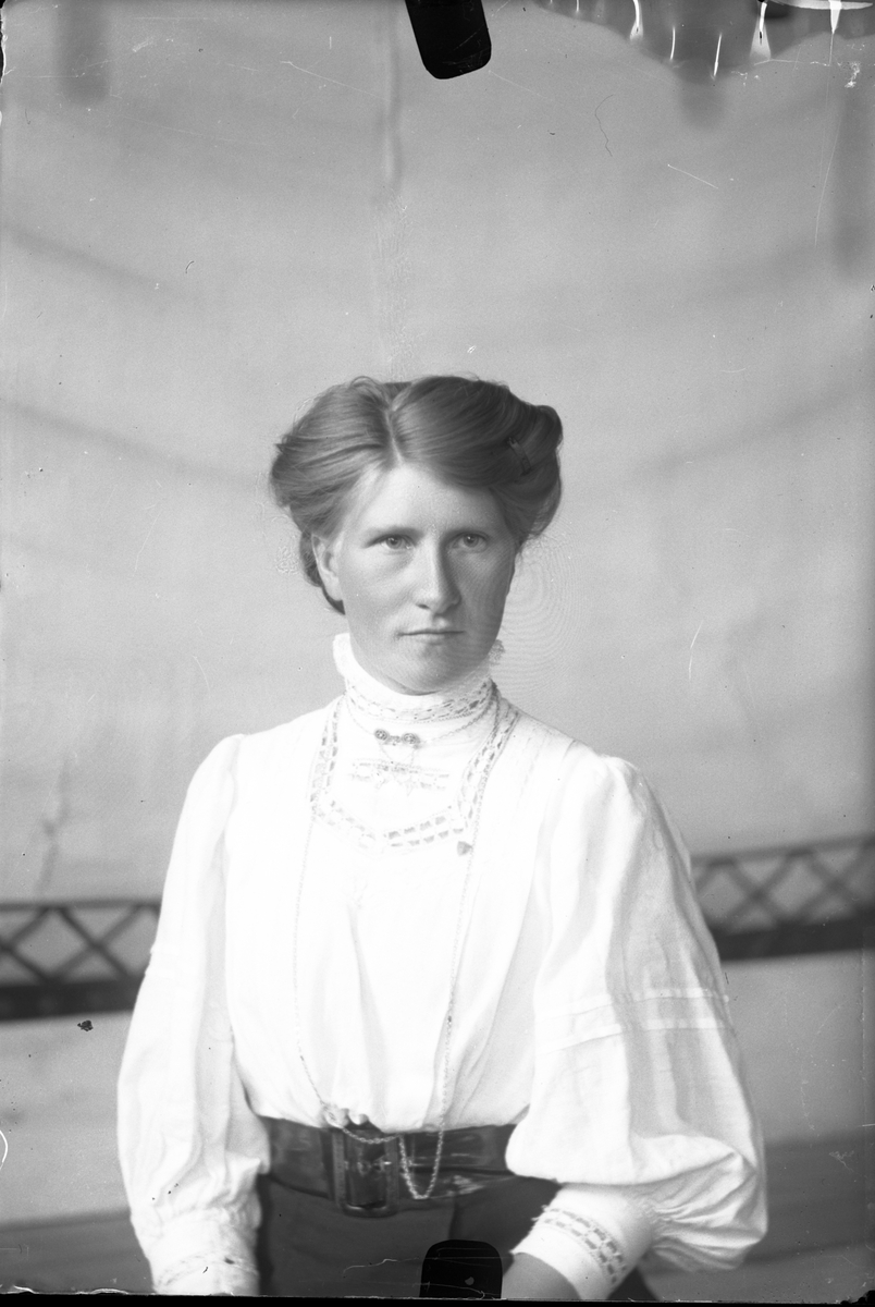 Oscar Holte, Portrett av kvinne