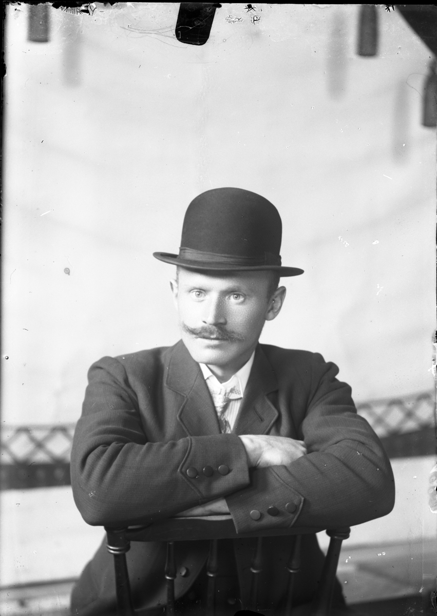 Oscar Holte, Portrett av mann