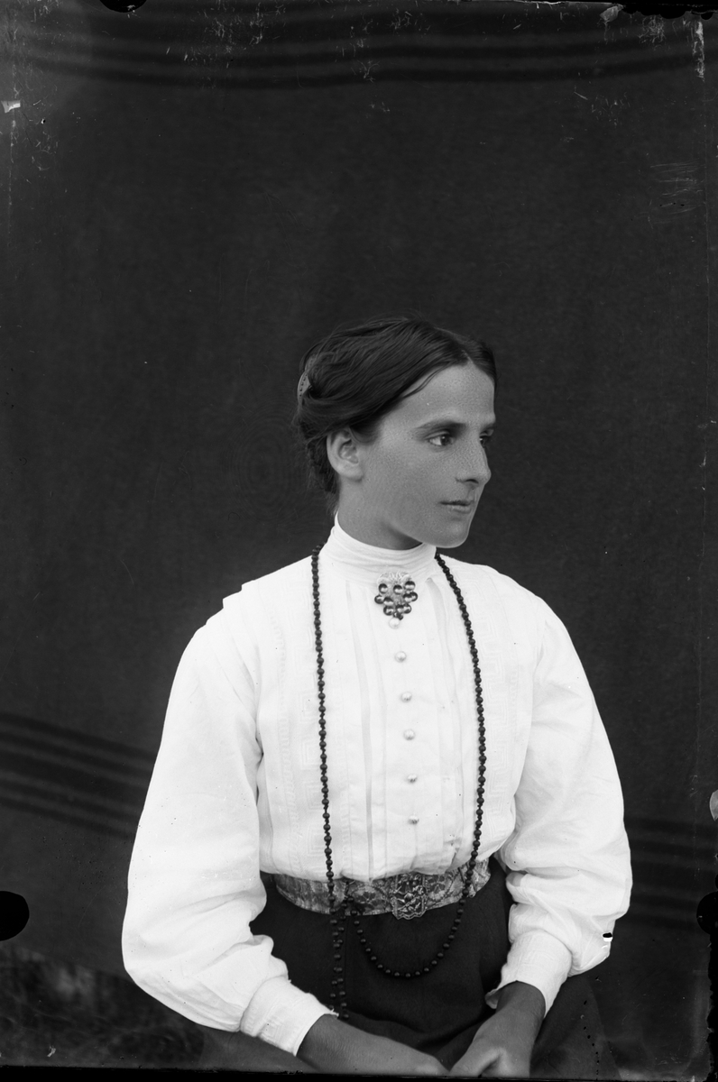 Oscar Holte, Portrett av kvinne