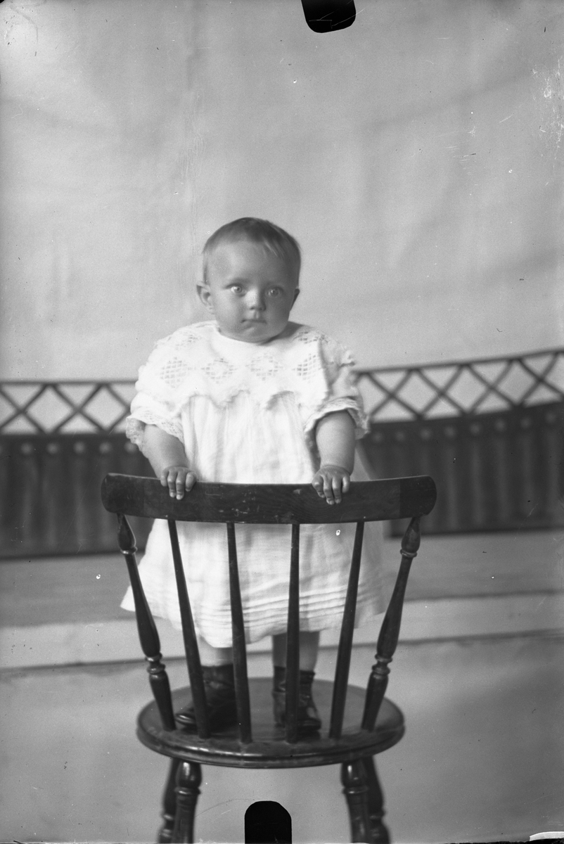 Oscar Holte, Portrett, person, klær,