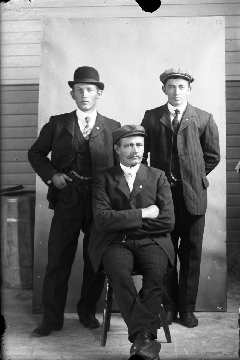 Oscar Holte, Portrett av tre menn
