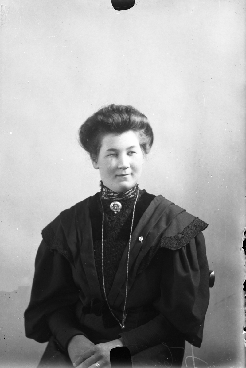 Oscar Holte, Portrett av ung kvinne