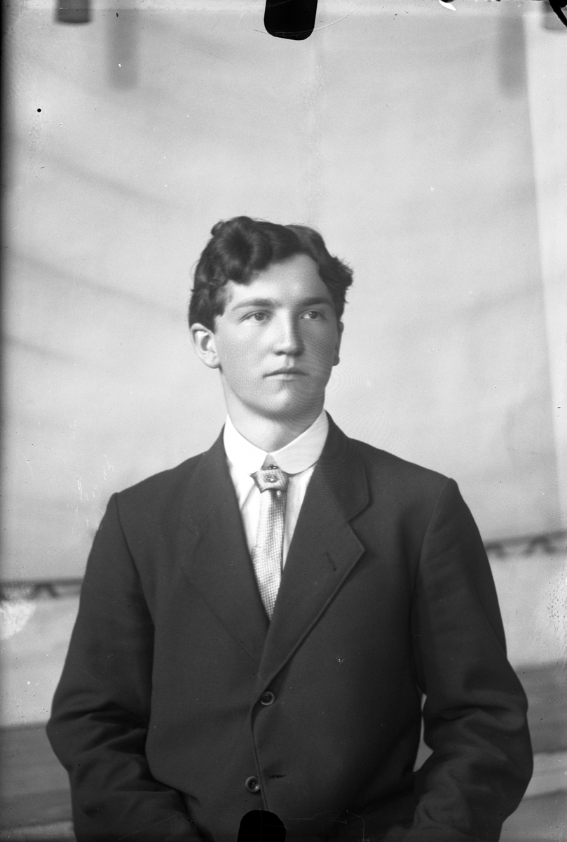 Oscar Holte, Portrett av mann