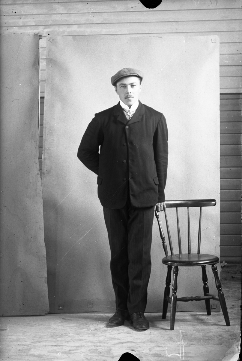 Oscar Holte, Portrett av mann