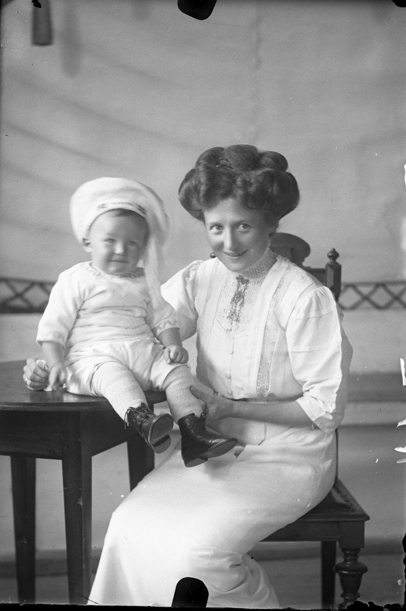 Oscar Holte, Portrett av kvinne og barn