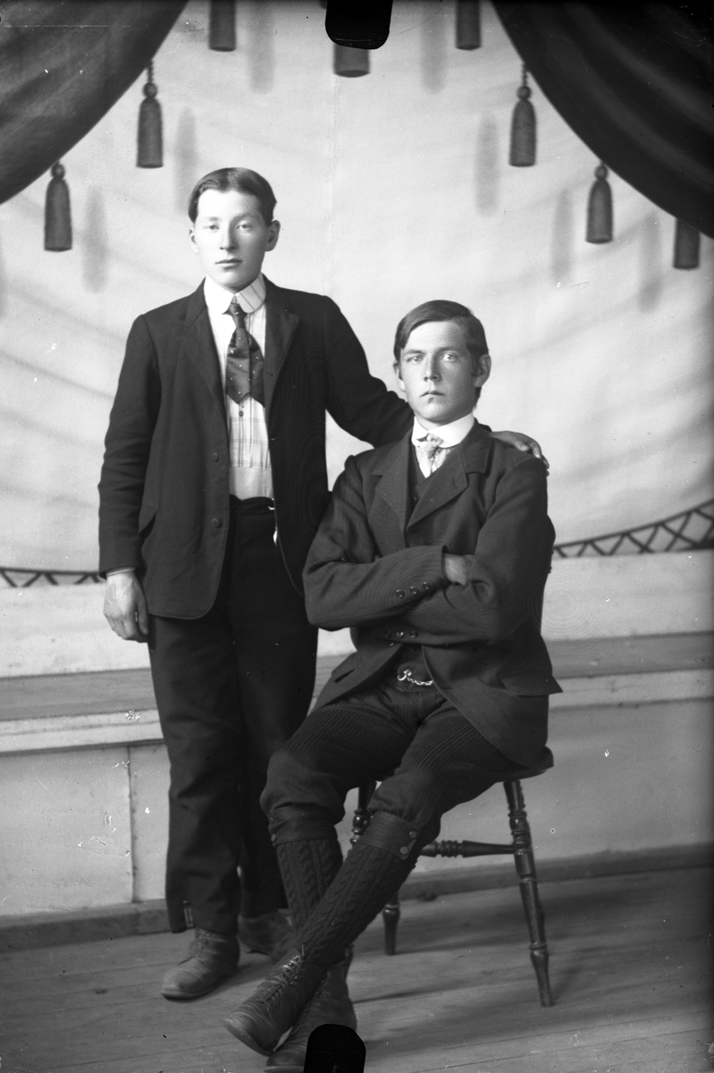 Oscar Holte, Portrett av to unge menn