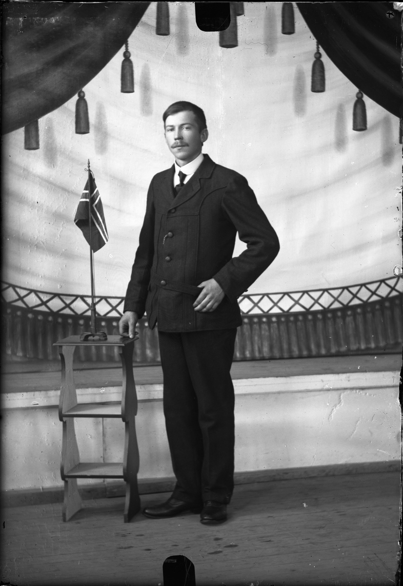 Oscar Holte, Portrett av mann