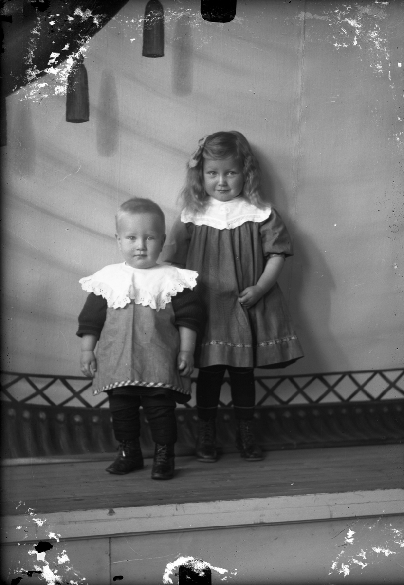 Oscar Holte, Portrett av to små barn