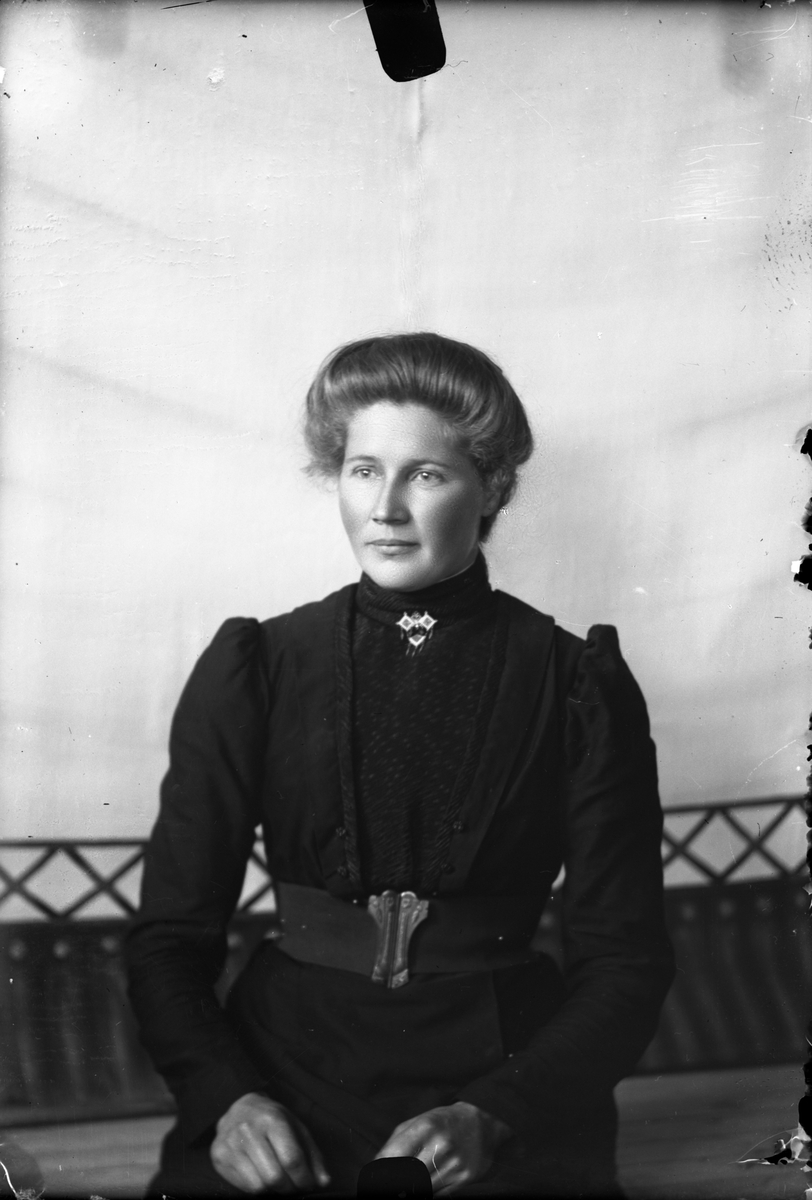Oscar Holte, Portrett av kvinne