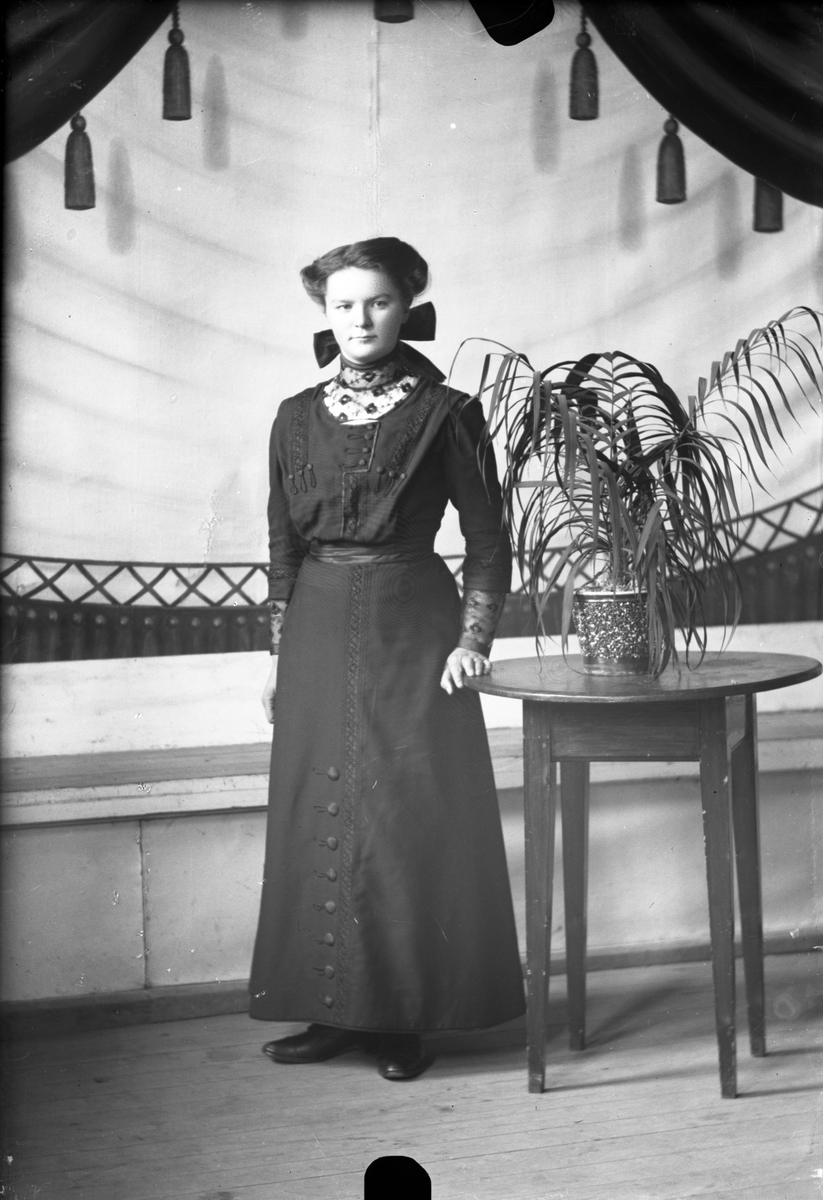 Oscar Holte, Portrett av kvinne