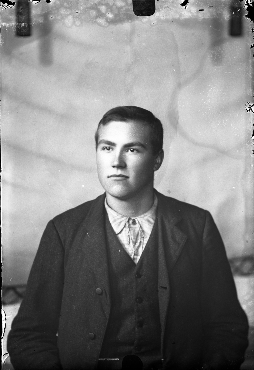 Oscar Holte, Portrett av ung mann