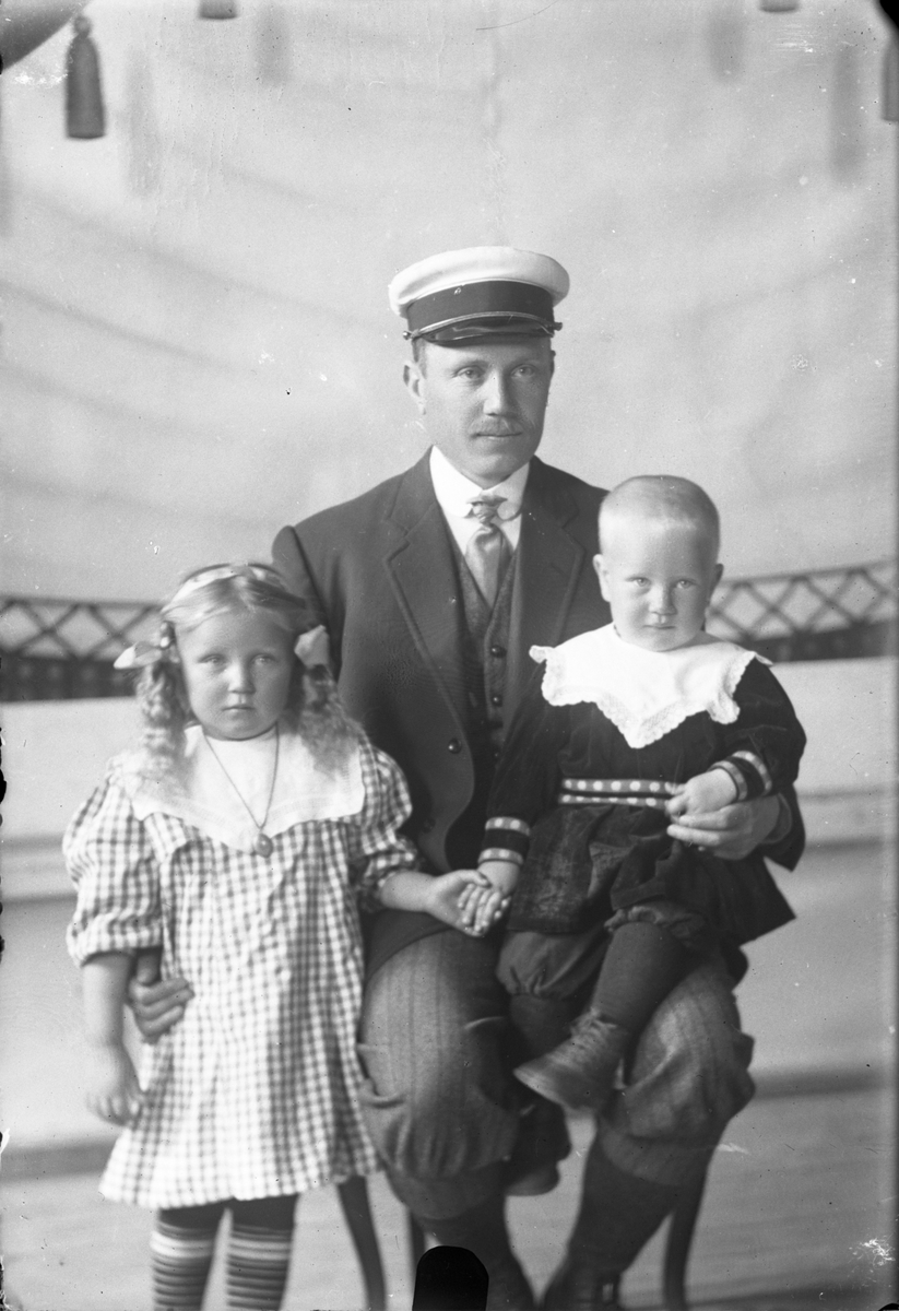 Oscar Holte, Portrett av mann med to barn
