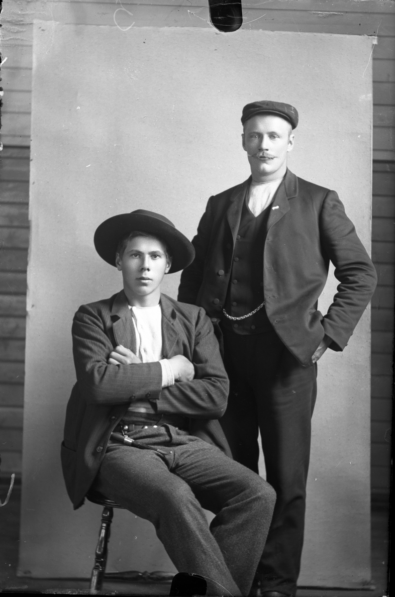 Oscar Holte, Portrett av to unge menn
