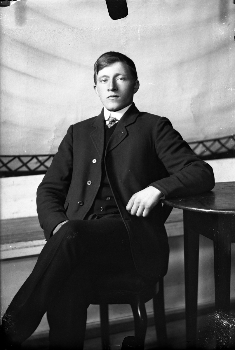 Oscar Holte, Portrett av ung mann