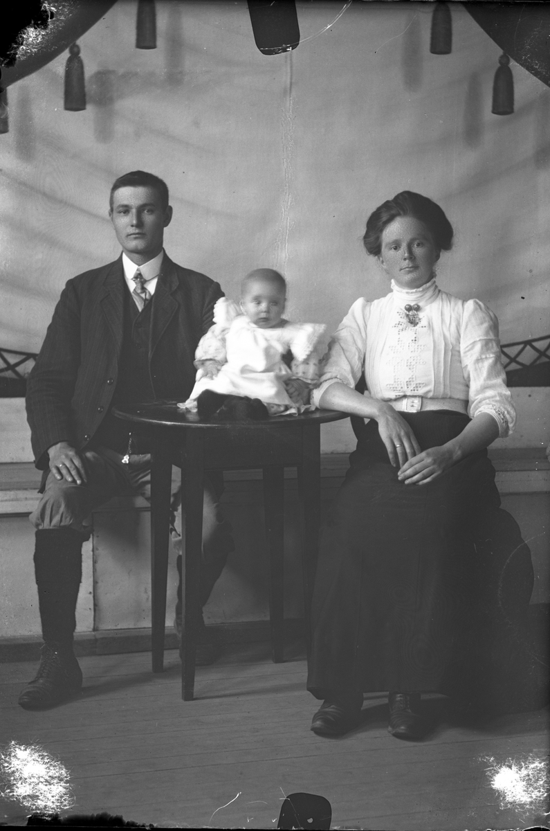 Oscar Holte, Portrett av liten familie