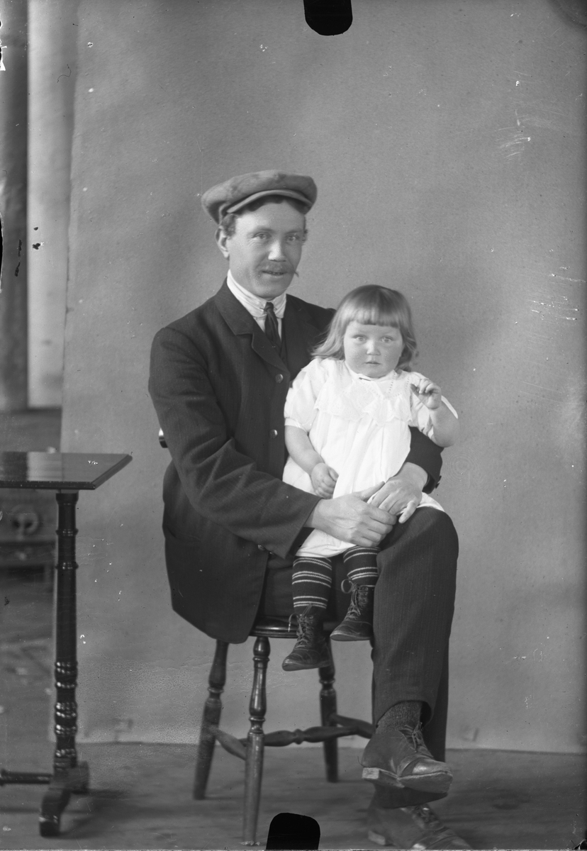 Oscar Holte, Portrett av mann med barn på fanget