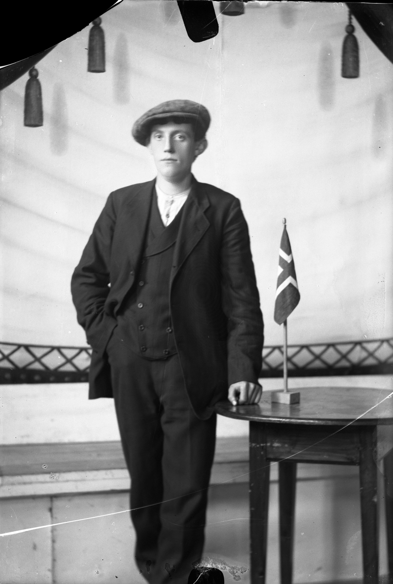 Oscar Holte, Portrett av ung mann