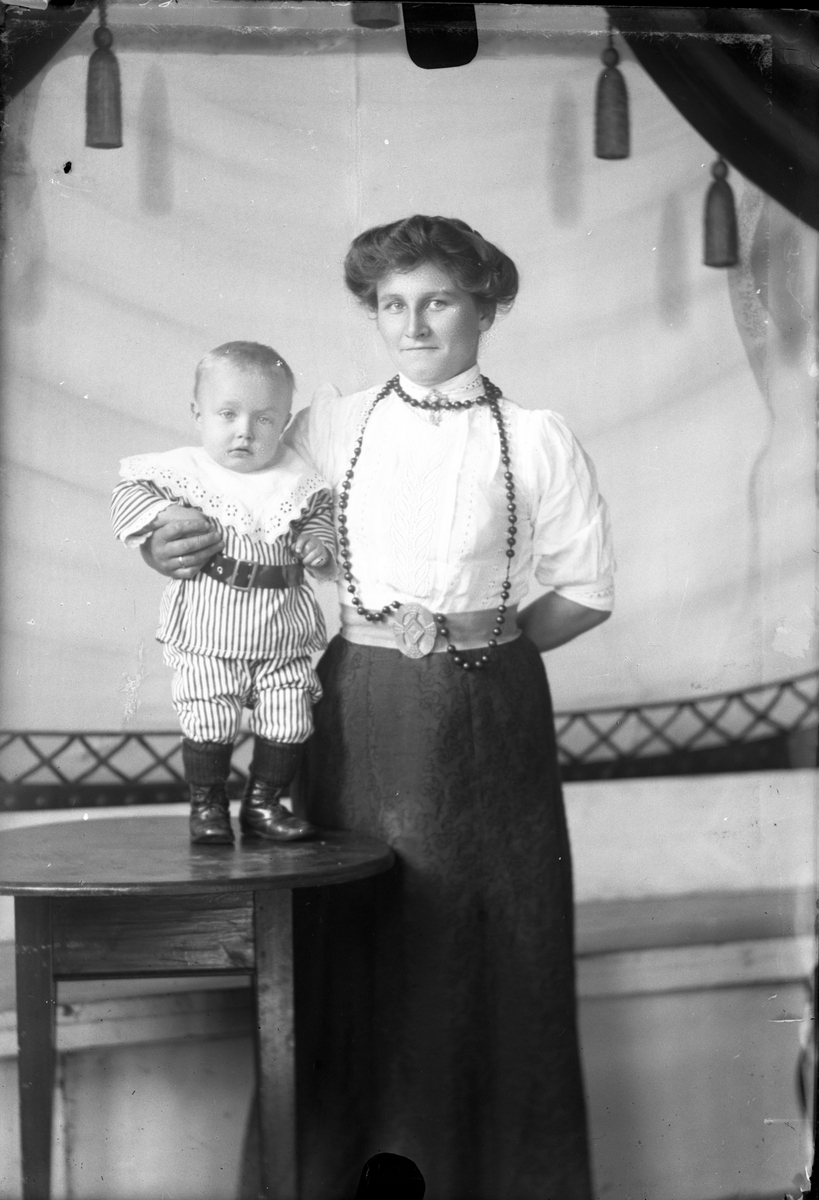 Oscar Holte, Portrett av kvinne med lite barn