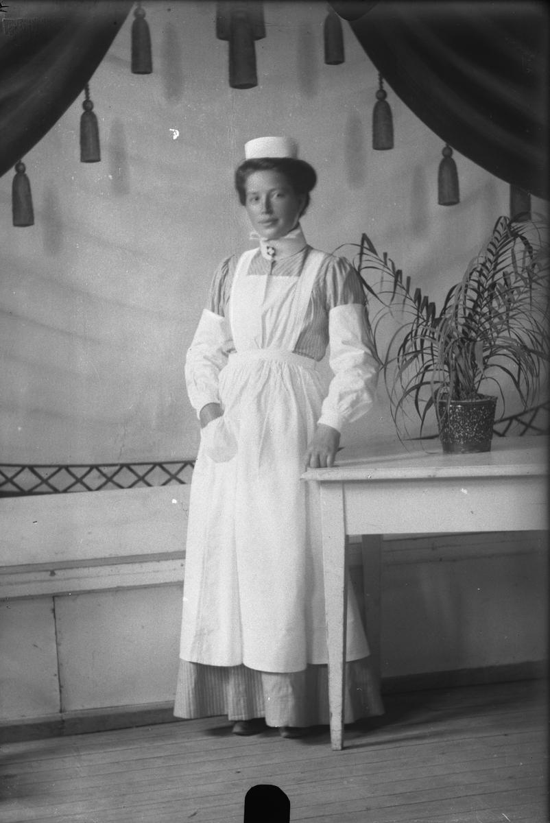 Oscar Holte, Portrett av kvinne i sjukepleieruniform
