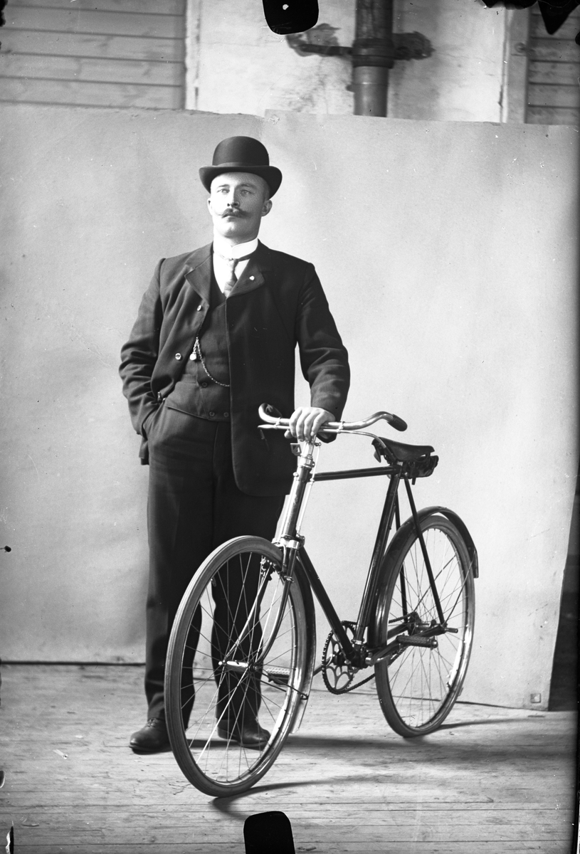 Oscar Holte, Portrett av mann med sykkel