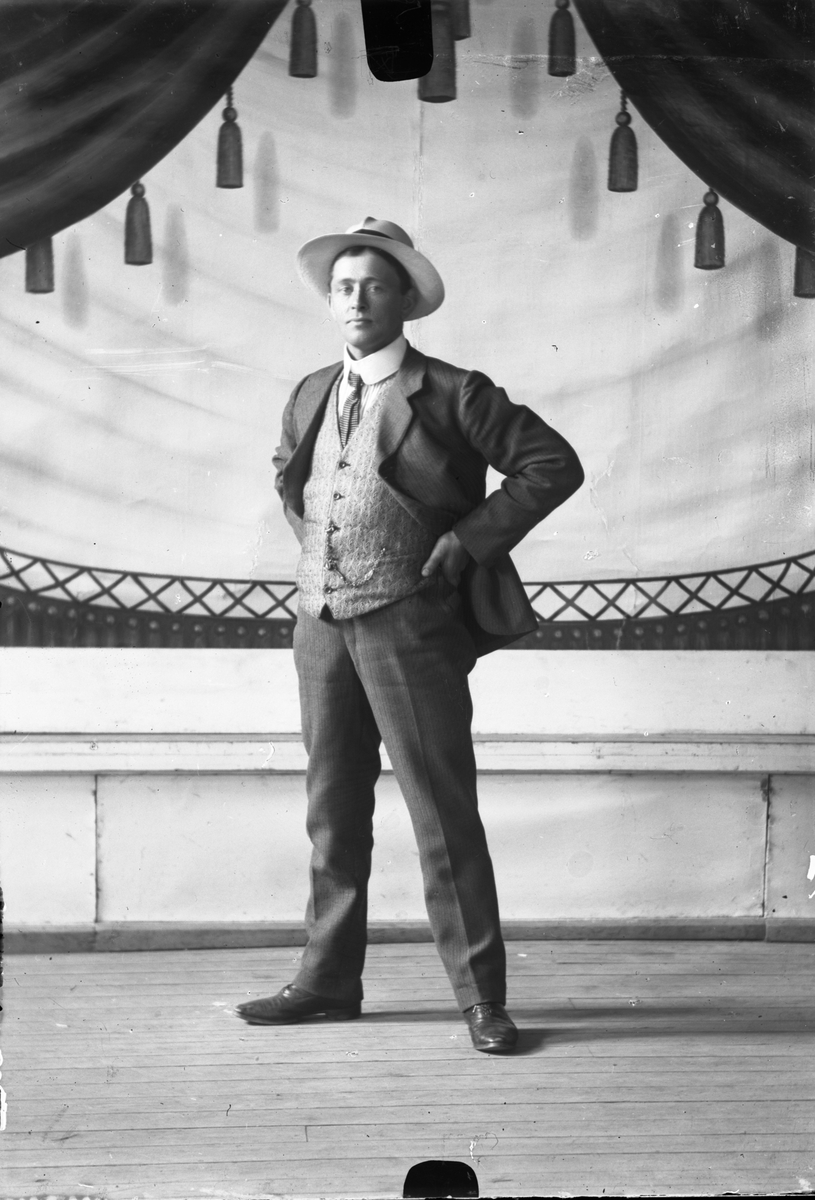 Oscar Holte, Portrett av mann