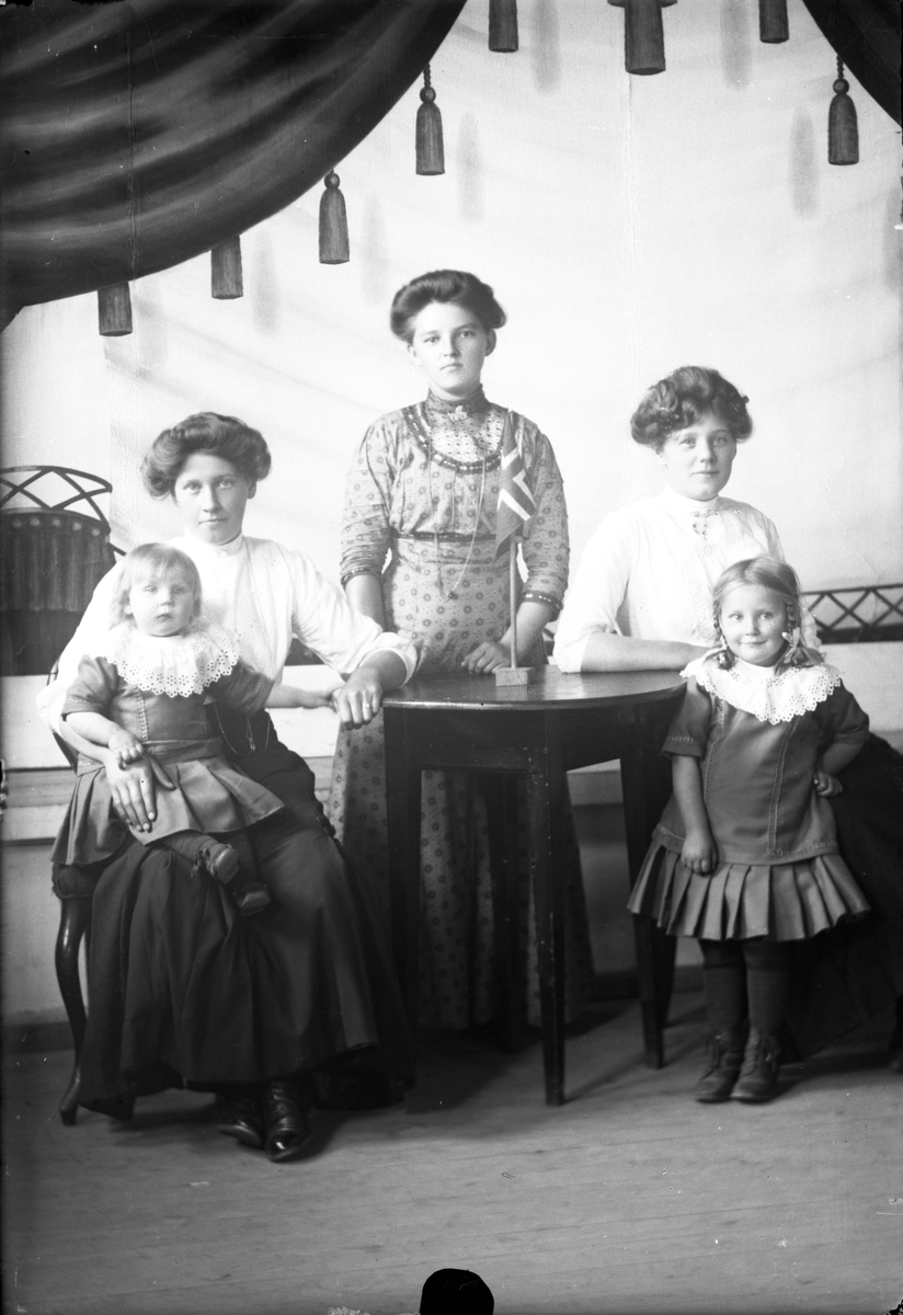 Oscar Holte, Portrett av tre kvinner og barn
