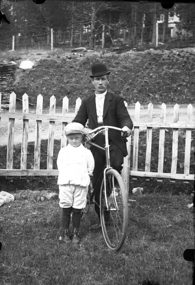 Oscar Holte, Portrett av mann, gutt og sykkel
