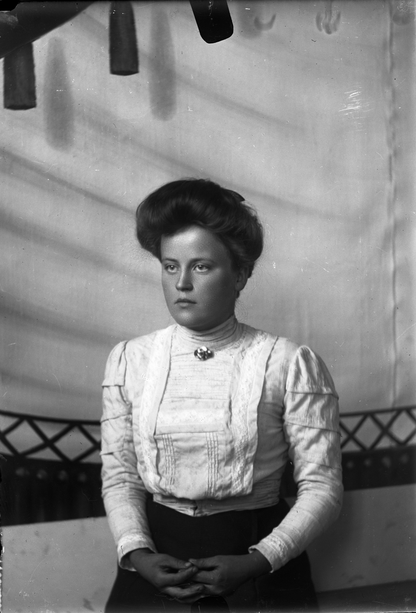 Oscar Holte, Portrett av kvinne
