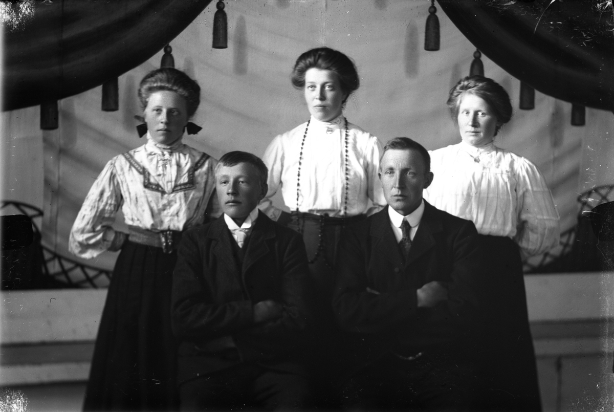 Oscar Holte, Portrett av tre kvinner og to menn