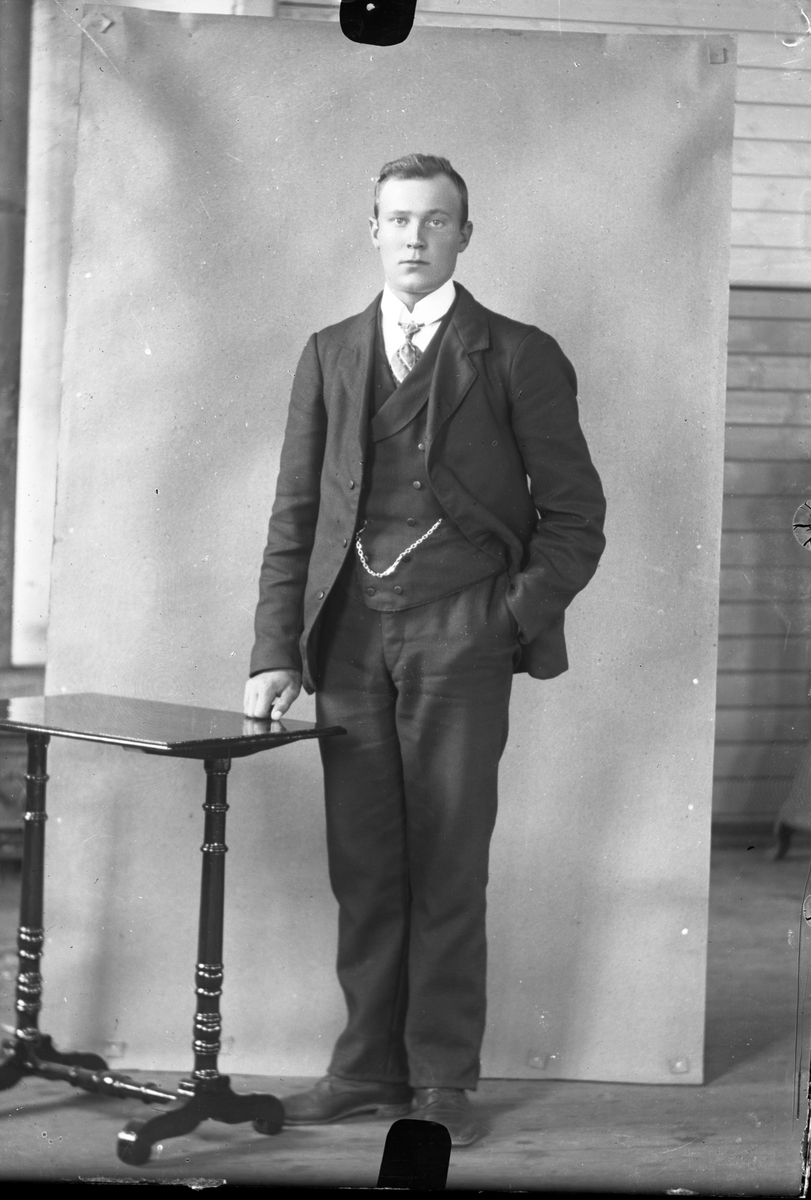 Oscar Holte, Portrett av ung mann