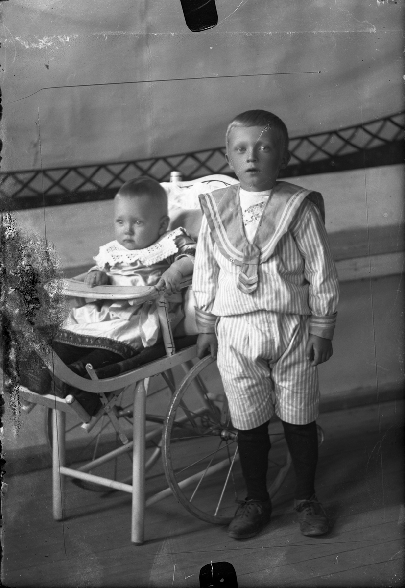 Oscar Holte, Portrett av to små barn