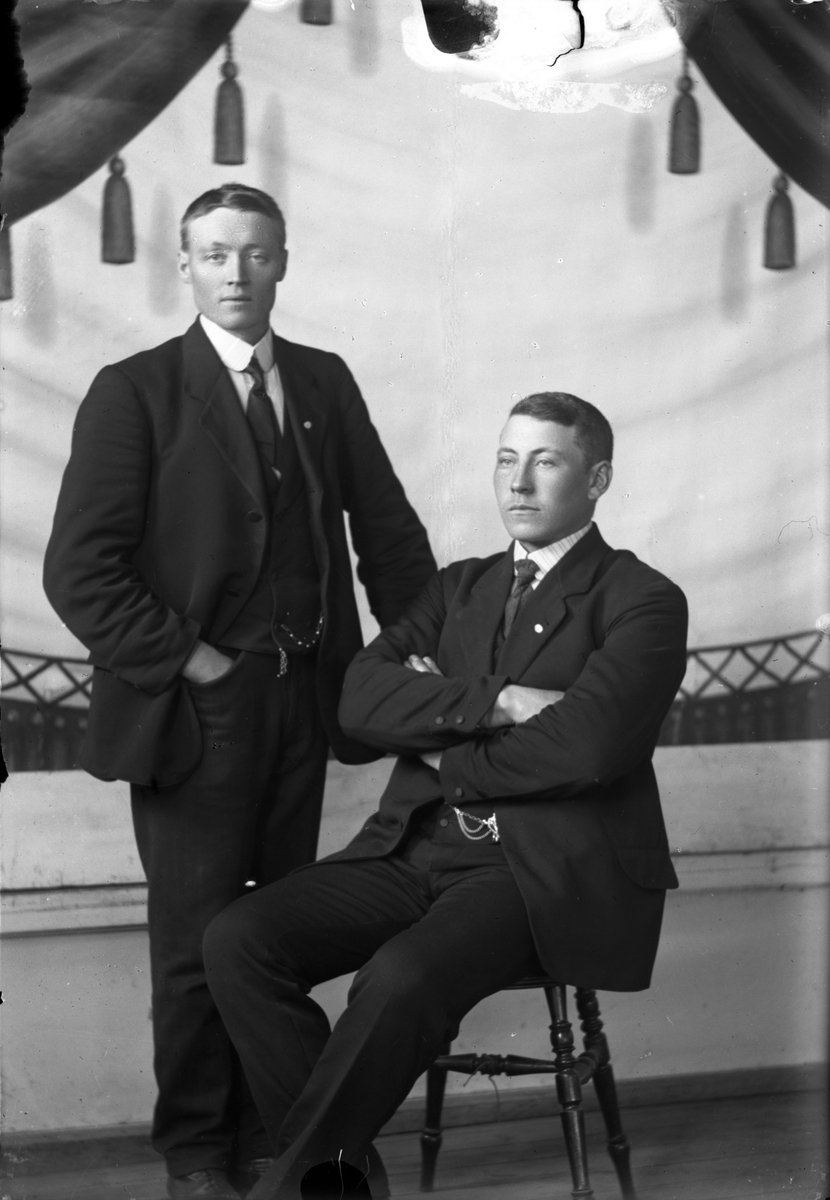 Oscar Holte, Portrett av to menn