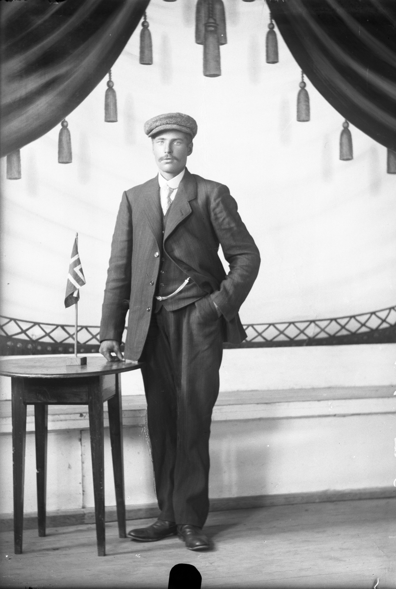 Oscar Holte, Portrett av mann