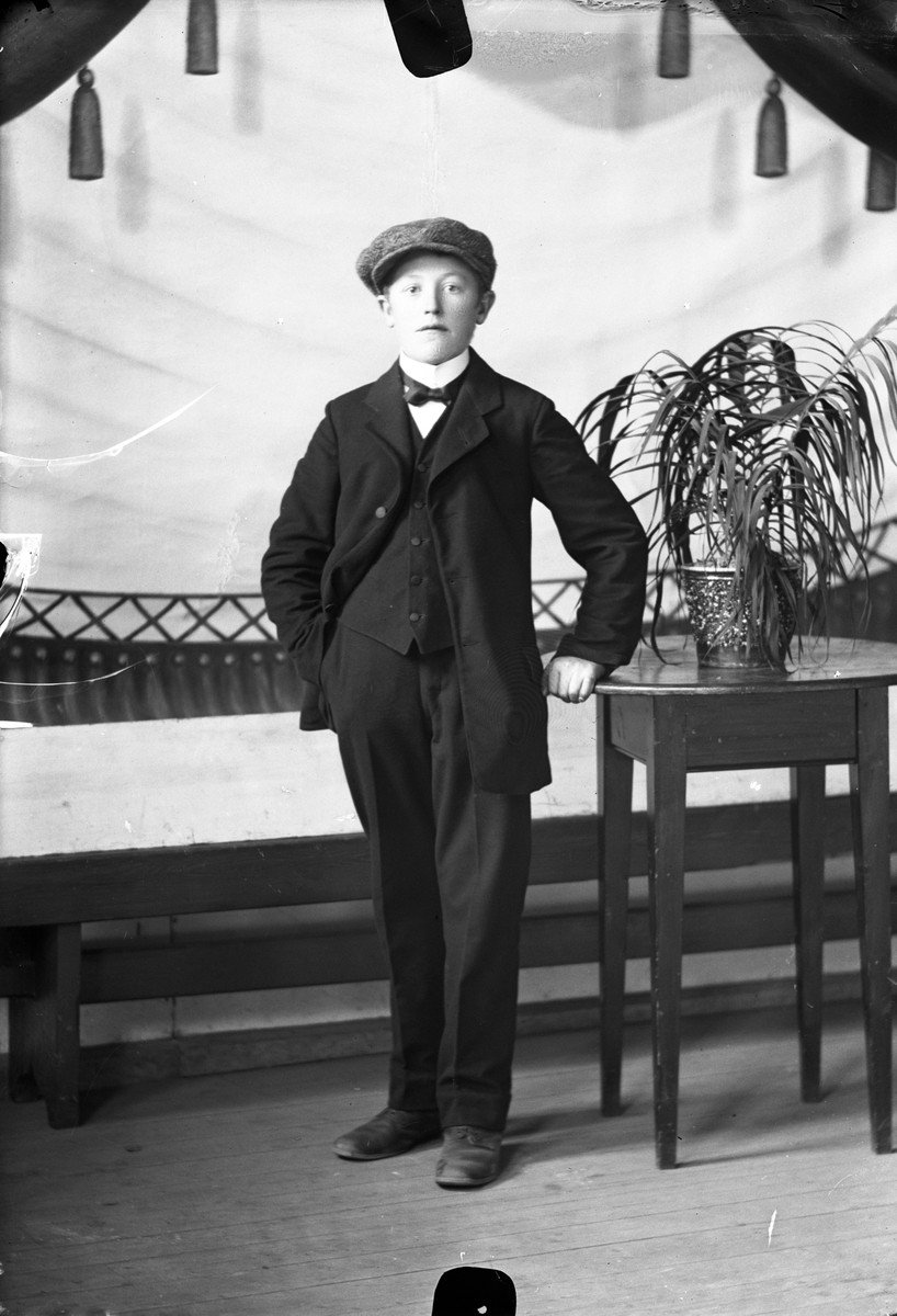 Oscar Holte, Portrett av ung mann