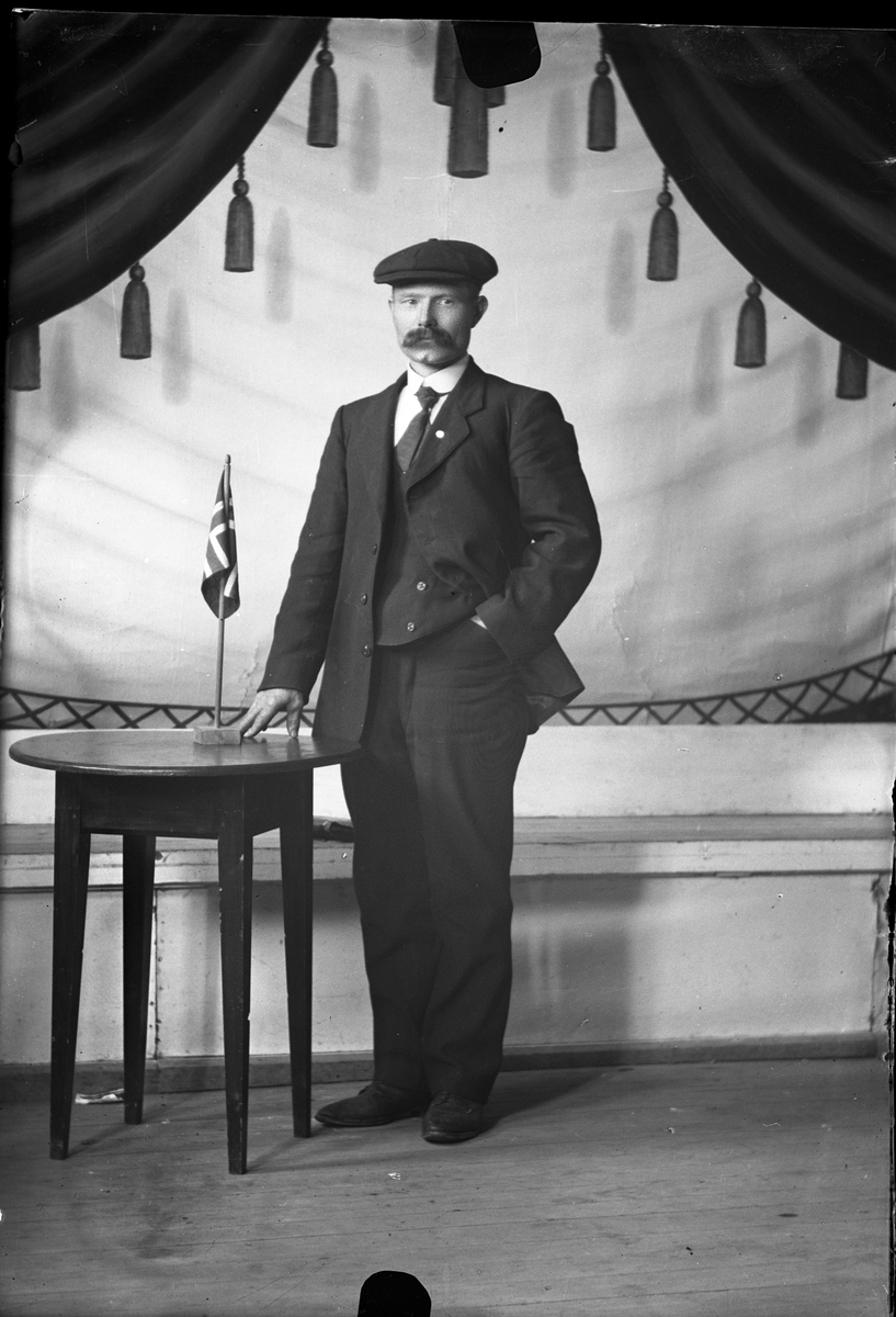 Oscar Holte, Portrett av mann