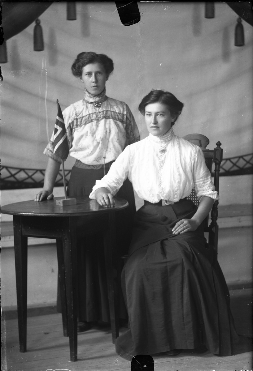 Oscar Holte, Portrett av to kvinner