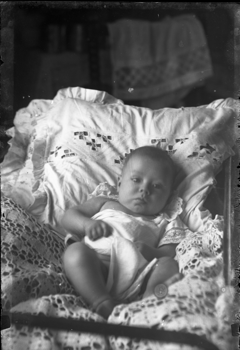 Oscar Holte, Portrett av lite spebarn
