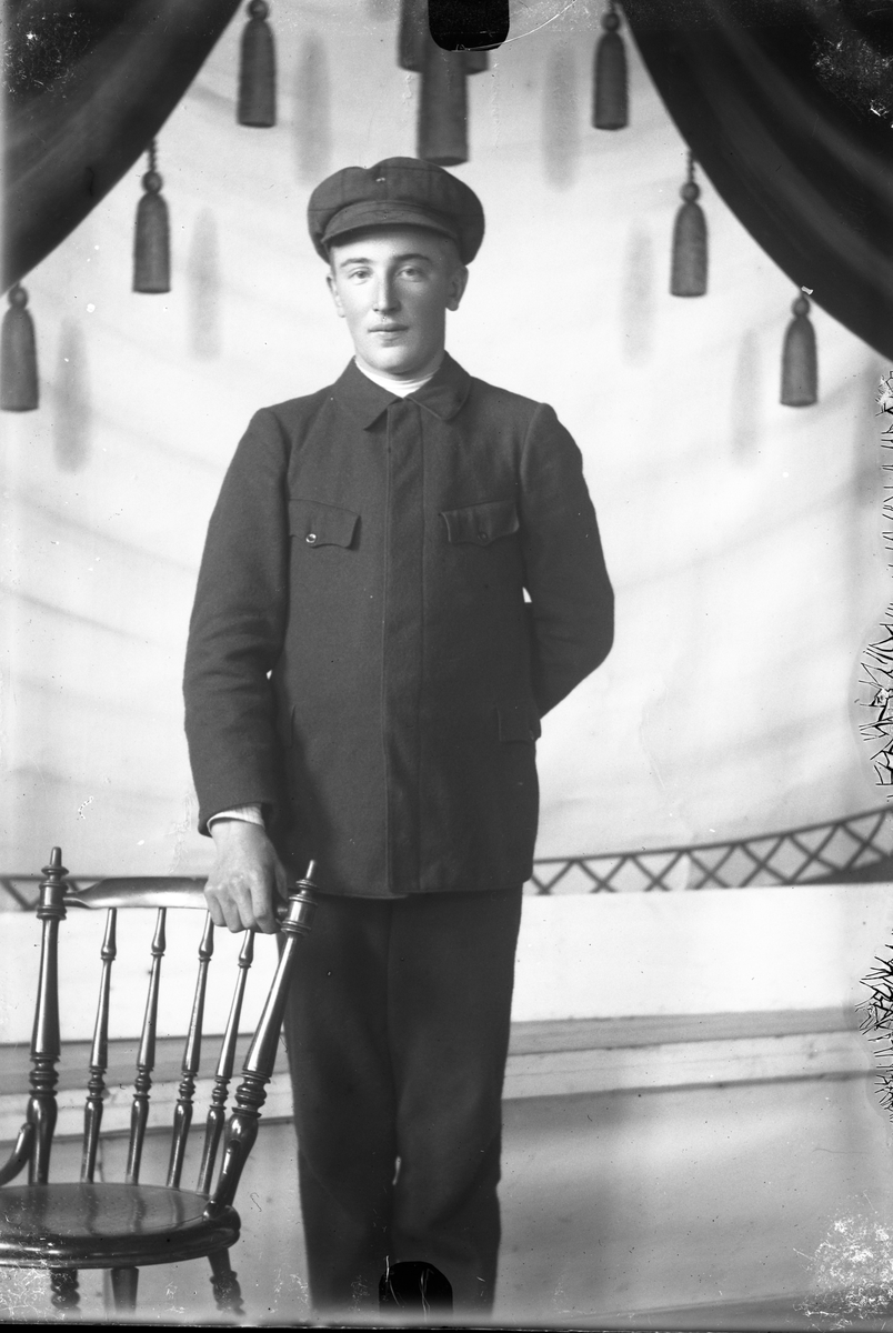 Oscar Holte, Portrett av ung mann