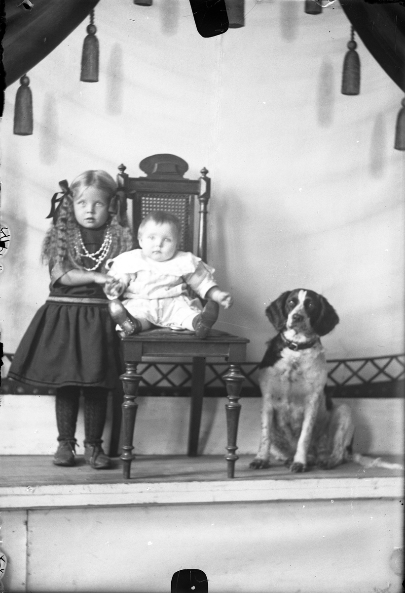Oscar Holte, Portrett av to små barn og en hund