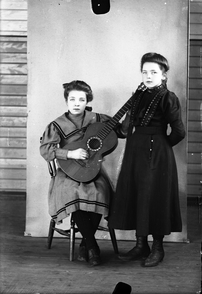 Oscar Holte, Portrett av to jenter